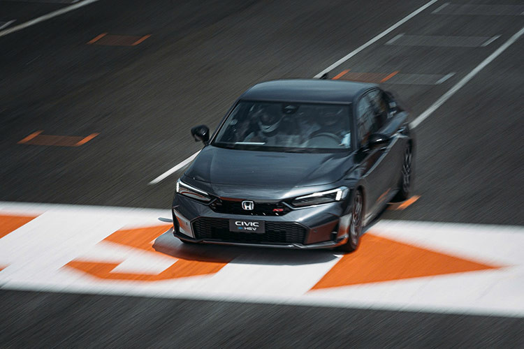 Theo đó, hộp số e-CVT không còn sử dụng các puly và dây đai để truyền động, thay vào đó là bộ ly hợp và các lá bố. e-CVT của Honda có 3 giai đoạn hoạt động. Ở chế độ điện (EV), mô-tơ điện truyền lực trực tiếp cho bánh xe và sử dụng năng lượng từ pin. Động cơ xăng không hoạt động, giúp tối ưu hiệu suất ở dải tốc độ thấp (đi phố, kẹt xe giờ cao điểm).