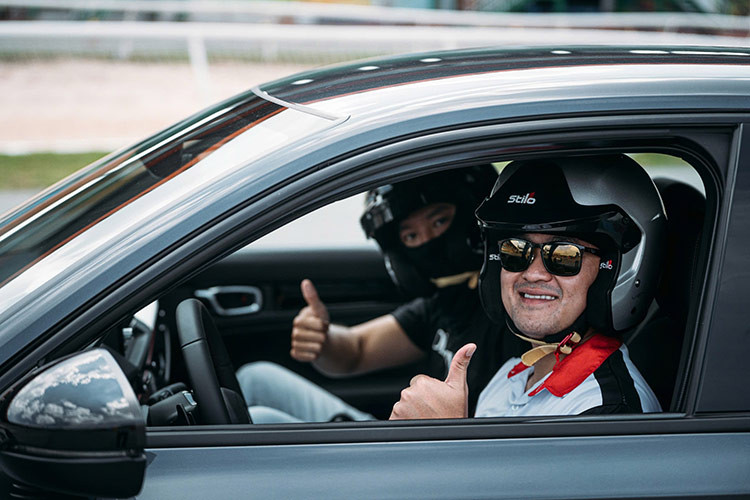 Việc thiếu cảm biến khoảng cách từng là “điểm trừ” của Civic thế hệ trước đố. Nhưng với phiên bản 2025 này, nhược điểm này đã được khắc phục. Theo đó, xe có đủ 8 cảm biến, bao gồm 4 phía trước và 4 phía sau.