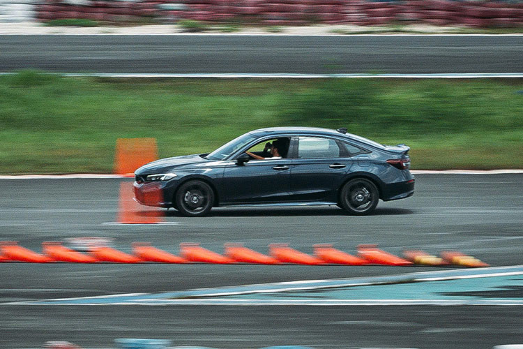 Với chế độ hybrid, động cơ xăng chạy máy phát điện, cung cấp năng lượng cho mô-tơ để truyền lực cho các bánh xe và sạc pin để sử dụng sau này. Lúc này, động cơ xăng chưa truyền lực trực tiếp cho bánh xe. Nhờ đó, Civic e:HEV RS sở hữu khả năng tăng tốc tức thì như xe thuần điện.