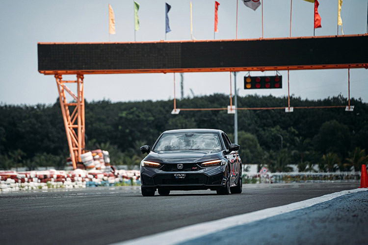 Nâng cấp đáng giá nhất là công nghệ hybrid, vốn lần đầu xuất hiện trên dòng xe này tại Việt Nam. Cụ thể, phiên bản Honda Civic e:HEV RS 2025 mới sử dụng động cơ xăng 2.0L kết hợp cùng mô-tơ điện. Cơ cấu này cho ra tổng công suất tối đa lên đến 200 mã lực và 315 Nm mô-men xoắn. 