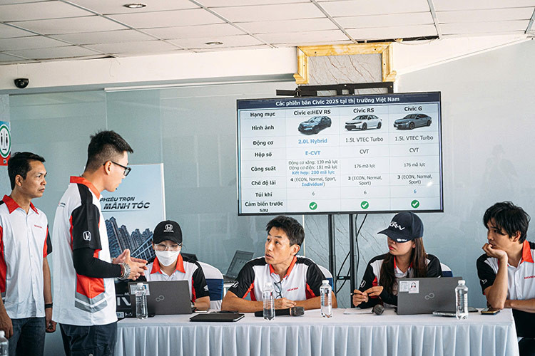 Ngay sau màn ra mắt ấn tượng tại VMS 2024, mẫu xe sedan Honda Civic 2025 đã được nhà phân phối chính hãng là Honda Việt Nam mang đi "thử lửa" tại trường đua Đại Nam, một địa điểm không chỉ nổi tiếng với những khúc cua kỹ thuật mà còn là nơi thử nghiệm lý tưởng cho bất kỳ cỗ máy tốc độ nào.