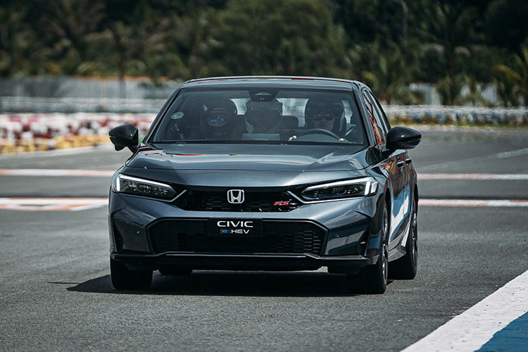 Trên mẫu sedan hạng C thế hệ mới này, Honđa chỉ nâng cấp nhẹ ở phần đầu. Cụ thể, phần lưới tản nhiệt hình lục giác không còn nối liền với cụm đèn. Cản trước sở hữu thiết kế mới với việc loại bỏ đi đèn sương mù, thay bằng khe lấy gió để tăng khả năng làm mát và khí động học. Đồng thời, hốc gió cũng được thiết kế lại, sắc cạnh và đậm chất thể thao hơn.