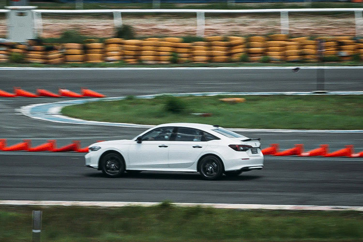 Hệ thống treo vẫn là cơ cấu MacPherson ở phía trước và đa liên kết ở phía sau, tuy nhiên lò xo và bộ giảm chấn đã được tinh chỉnh lại, trong khi một số giá đỡ sở hữu thiết kế chắc chắn hơn. Đồng thời, với việc được trang bị hệ thống hybrid, Civic e:HEV RS có khối lượng nặng hơn và trọng tâm xe thấp hơn. Kết hợp với tay lái không quá nhẹ, mẫu xe này có khả năng bám đường giúp người lái tự tin hơn hẳn trong những pha vào cua.