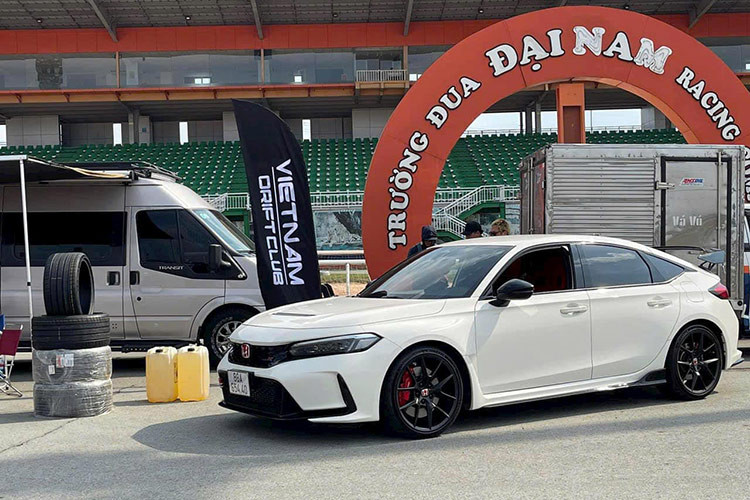 Với việc được trang bị thêm nhiều nâng cấp về hiệu năng lẫn công nghệ, khả năng vận hành của Civic e:HEV RS nói riêng và Civic 2024 nói chung vẫn vượt trội hơn so với các đối thủ khác cùng phân khúc sedan hạng C. Mức giá xe Honda Civic 2025 tại Việt Nam hiện được niêm yết từ 789 triệu cho phiên bản G, 889 triệu cho phiên bản RS và 999 triệu cho phiên bản e:HEV RS.
