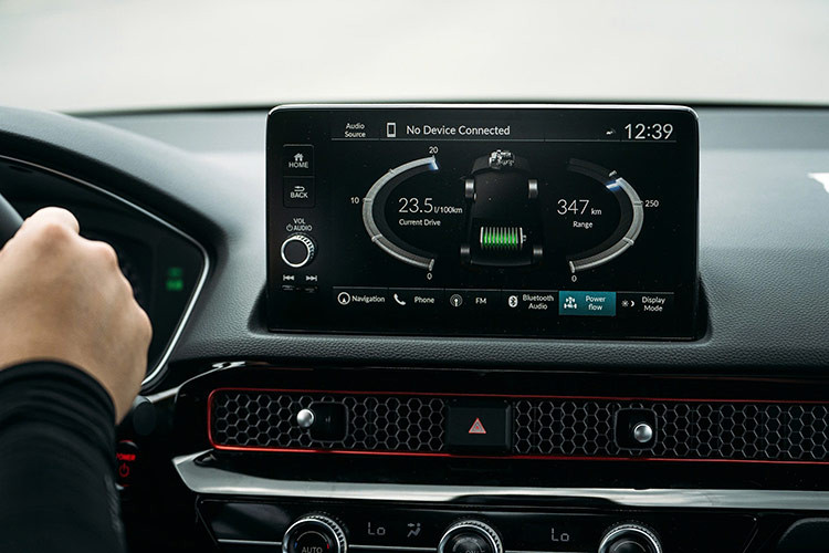 Trải nghiệm Civic e:HEV RS tại trường đua Đại Nam, xe sở hữu khả năng bứt tốc lanh hơn trước với sự hỗ trợ của hệ thống hybrid và hộp số e-CVT. Ngoài ra, hệ thống âm thanh giả lập (Active Sound Control) cũng sẽ được kích hoạt ở chế độ này nhằm mang đến trải nghiệm lái phấn khích hơn.