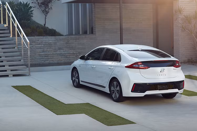 Hyundai Ioniq có những trang bị tiêu chuẩn như vô lăng trợ lực lái cảm biến tốc độ, kiểm soát hành trình thông minh, cụm đồng hồ với màn hình kỹ thuật số 7 inch, hệ thống thông tin giải trí Blue Link 2.0 kèm màn hình 8 inch, dàn âm thanh JBL cùng nhiều công nghệ an toàn khác kết hợp cùng kiểu dáng trẻ trung giúp xe trở thành một sự lựa chọn hấp dẫn.