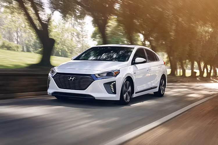 Chính vì những đặc điểm trên, Hyundai Ioniq 2018 cũng nhận Giải thưởng Thiết kế Xanh năm 2017 từ bảo tàng kiến trúc &amp; thiết kế Chicago Athenaeum và đã được tạp chí xe hơi thân thiện môi trường “Green Car Journal” bình chọn là mẫu “Xe hơi thân thiện môi trường năm 2017”. 