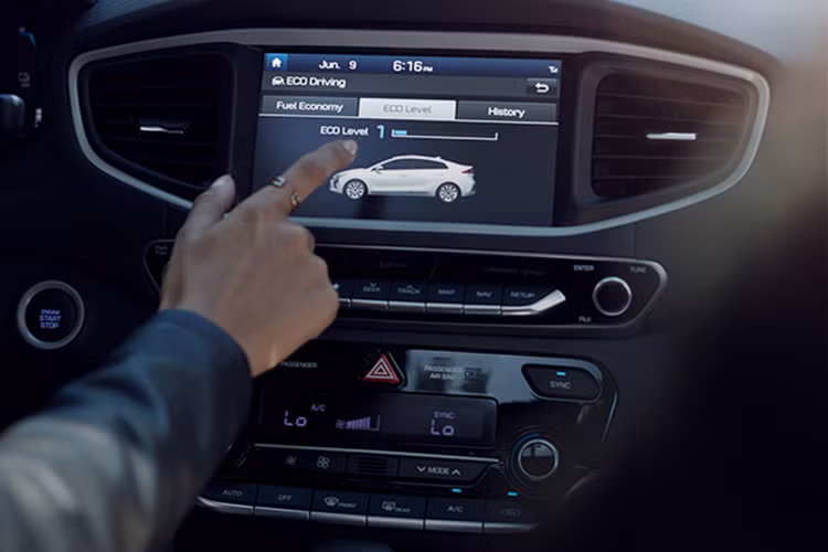 Trong đó, phiên bản hybrid của Ioniq trang bị động cơ xăng Kappa GDi, 4 xy-lanh, hút khí tự nhiên, dung tích 1,6 lít, sản sinh công suất tối đa 105 mã lực và mô-men xoắn cực đại 147Nm. Động cơ kết hợp với mô-tơ điện có công suất tối đa 43 mã lực và mô-men xoắn cực đại 170Nm.