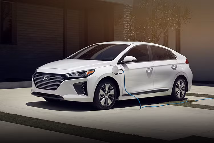 Mẫu xe xanh Hyundai Ioniq 2018 đã chính thức vượt qua hơn 400 đối thủ khác để giành liên tiếp 2 danh hiệu cao quý trong năm nay bao gồm' mẫu “Xe xuất sắc nhất 2017” (Supereme Winner) và “Xe xanh của năm 2017” do tổ chức Womens World Car of the Year bình chọn.