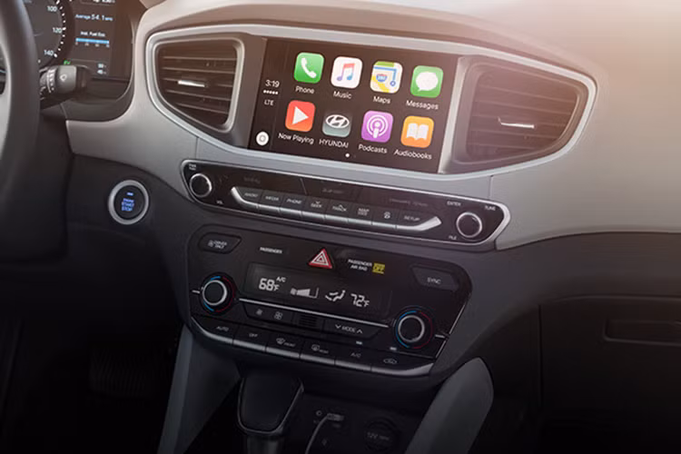 Đặc biệt, Hyundai Ioniq là mẫu xe xanh đầu tiên trên Thế giới được nhà sản xuất xe hơi đình đám Hàn Quốc -Hyundai cung cấp đồng thời 3 phiên bản động cơ khác nhau gồm Hybrid, Plug-in Hybrid và Electric.