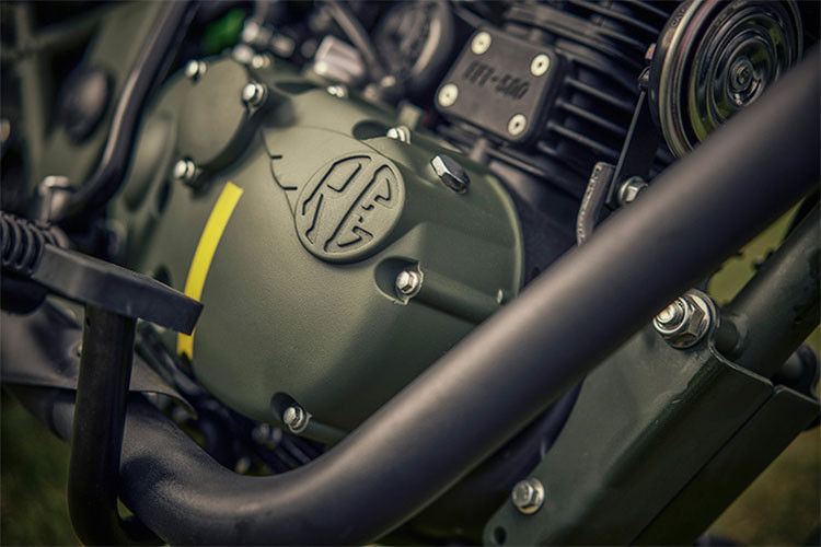 Các chi tiết cứng như ống xả, vành xe, cần đạp khởi động, gác chân và ốp viền đèn pha đều được sơn màu đen sần. Lối thiết kế này cũng giúp tôn thêm vẻ cá tính của chiếc xe mang phong cách những đàn anh trước đây từng lăn bánh trong thế chiến thứ II.