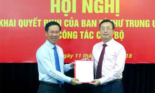 Ông Võ Văn Thưởng trao quyết định cho ông Bùi Trường Giang. Ảnh Dangcongsan.vn