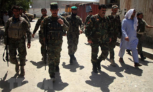 Lực lượng an ninh Afghanistan làm nhiệm vụ tại hiện trường một vụ tấn công ở Jalalabad, tỉnh Nangarhar ngày 8/6. (Nguồn: THX/TTXVN)