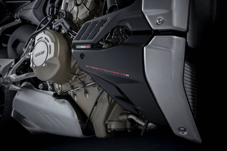Trang bị mới cuối cùng trên chiếc Streetfighter V4 S hoàn toàn mới chính là cùm tay phanh và tay côn thừa hưởng từ người anh em Sportbike Superleggera V4. 
