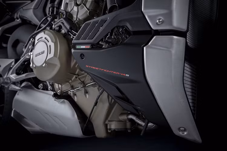 Trang bị mới cuối cùng trên chiếc Streetfighter V4 S hoàn toàn mới chính là cùm tay phanh và tay côn thừa hưởng từ người anh em Sportbike Superleggera V4. 