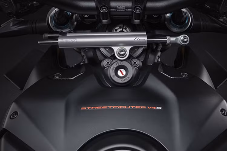 Nổi bật trên dàn áo màu đen của siêu naked-bike Ducati Panigale V4 S là các chi tiết màu vàng như hệ thống treo Ohlins gồm phuộc trước hành trình ngược và giảm xóc lò xo đơn kèm bình dầu phía sau. Bên cạnh đó, các chi tiết như gác chân, ốp che viền két nước hay ống xả đều có màu nhôm bạc, tôn lên vẻ cao cấp của xe.