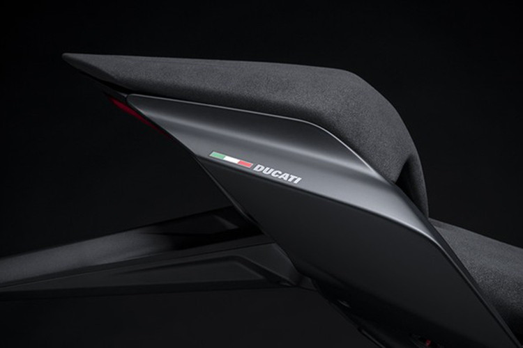 Mặc dù có cải tiến nhưng sức mạnh của Ducati Panigale V4 S Dark Stealth vẫn được giữ nguyên, trái tim của xe là khối động cơ Desmosedici Stradale V4, dung tích 1.103 cc, làm mát bằng dung dịch, sản sinh công suất 208 mã lực tại tua máy 13.000 vòng/phút và mômen xoắn cực đại 123 Nm tại tua máy 9.500 vòng/phút.