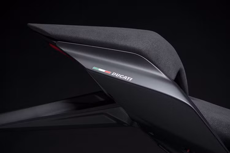 Mặc dù có cải tiến nhưng sức mạnh của Ducati Panigale V4 S Dark Stealth vẫn được giữ nguyên, trái tim của xe là khối động cơ Desmosedici Stradale V4, dung tích 1.103 cc, làm mát bằng dung dịch, sản sinh công suất 208 mã lực tại tua máy 13.000 vòng/phút và mômen xoắn cực đại 123 Nm tại tua máy 9.500 vòng/phút.