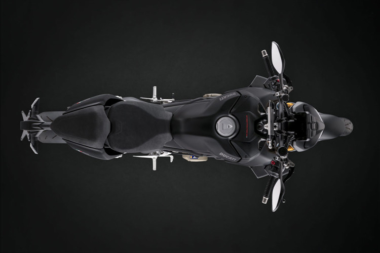 Giá xe Ducati Streetfighter V4 S Dark Stealth khoảng 20.295 Bảng, cao hơn phiên bản thưởng khoảng 300 Bảng (tương đương khoảng 615 triệu đồng). Dự kiến xe sẽ có mặt tại hệ thống đại lý của Ducati trong tháng 11 tới đây.