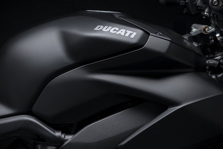Bên cạnh màu sắc đặc biệt, Ducati Panigale V4 S Dark Stealth còn được cải tiến động cơ nhằm đáp ứng tiêu chuẩn khí thải Euro5. Bên trong động cơ, các kỹ sư của Ducati trang bị thêm cho mỗi xylanh của xe một cảm biến ô xy, cổ xả hai xylanh sau có kích thước nhỏ hơn và ngắn hơn. Cũng vì vậy mà hệ thống ống và lọc khí thải của xe có tạo hình mới lớn hơn.