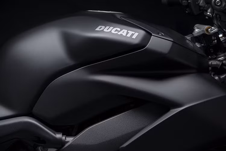 Bên cạnh màu sắc đặc biệt, Ducati Panigale V4 S Dark Stealth còn được cải tiến động cơ nhằm đáp ứng tiêu chuẩn khí thải Euro5. Bên trong động cơ, các kỹ sư của Ducati trang bị thêm cho mỗi xylanh của xe một cảm biến ô xy, cổ xả hai xylanh sau có kích thước nhỏ hơn và ngắn hơn. Cũng vì vậy mà hệ thống ống và lọc khí thải của xe có tạo hình mới lớn hơn.