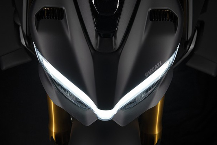 Theo đó, phiên bản màu đặc biệt mới của xe có tên đầy đủ là Ducati Streetfighter V4 S Dark Stealth 2021, mang trên mình dàn áo màu đen mờ vô cùng mạnh mẽ và ấn tượng. Cụ thể, toàn bộ các chi tiết như ốp đầu đèn, dàn áo, bình xăng, ốp gầm máy và ốp đuôi của xe đều được sơn màu đen mờ cao cấp. 