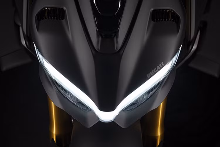 Theo đó, phiên bản màu đặc biệt mới của xe có tên đầy đủ là Ducati Streetfighter V4 S Dark Stealth 2021, mang trên mình dàn áo màu đen mờ vô cùng mạnh mẽ và ấn tượng. Cụ thể, toàn bộ các chi tiết như ốp đầu đèn, dàn áo, bình xăng, ốp gầm máy và ốp đuôi của xe đều được sơn màu đen mờ cao cấp. 