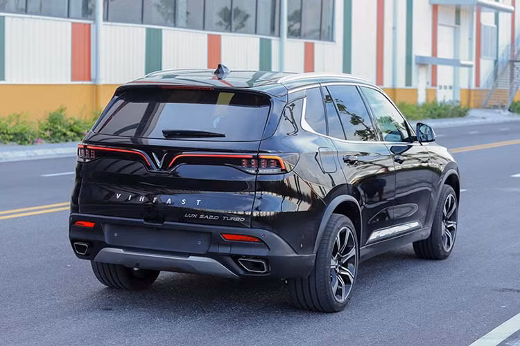 Sức mạnh được truyền tới bánh thông qua hộp số tự động ZF 8 cấp. Ngoài ra, mẫu xe Vinfast Lux SA 2.0 mới này còn có hệ dẫn động cầu sau ở bản tiêu chuẩn hoặc 4 bánh ở bản cao cấp.