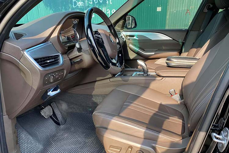 Xe sử dụng nền tảng khung gầm của BMW X5 thế hệ cũ F15, chính "chiếc xương sống" này làm nền tảng giúp để Lux SA sở hữu một kích cỡ tương đương các mẫu SUV hạng sang cỡ trung như Mercedes-Benz GLE hay Volvo XC90.