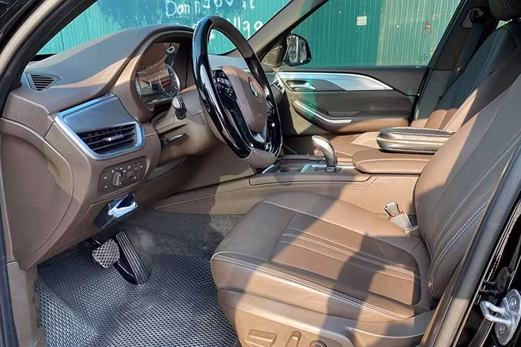 Xe sử dụng nền tảng khung gầm của BMW X5 thế hệ cũ F15, chính "chiếc xương sống" này làm nền tảng giúp để Lux SA sở hữu một kích cỡ tương đương các mẫu SUV hạng sang cỡ trung như Mercedes-Benz GLE hay Volvo XC90.