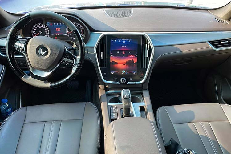 Nội thất của VinFast LUX SA2.0 toát lên vẻ sang trọng và công nghệ cao nhờ ứng dụng chất liệu da bọc ở táp-lô và ghế xe. Chính giữa bảng điều khiển là màn hình của hệ thống giải trí với kích thước lớn, tích hợp cảm ứng, kết nối Android Auto và Apple CarPlay.