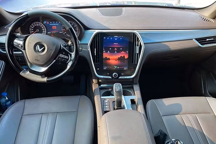 Nội thất của VinFast LUX SA2.0 toát lên vẻ sang trọng và công nghệ cao nhờ ứng dụng chất liệu da bọc ở táp-lô và ghế xe. Chính giữa bảng điều khiển là màn hình của hệ thống giải trí với kích thước lớn, tích hợp cảm ứng, kết nối Android Auto và Apple CarPlay.