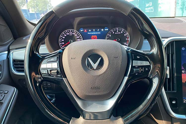Xe sở hữu 3 hàng ghế theo kiểu 5+2. Vô lăng của xe là loại 3 chấu khá thể thao và được bọc da, Bảng đồng hồ của VinFast LUX SA2.0 là loại analog kết hợp với màn hình màu TFT ở chính giữa, hiển thị nhiều thông tin cơ bản của xe.