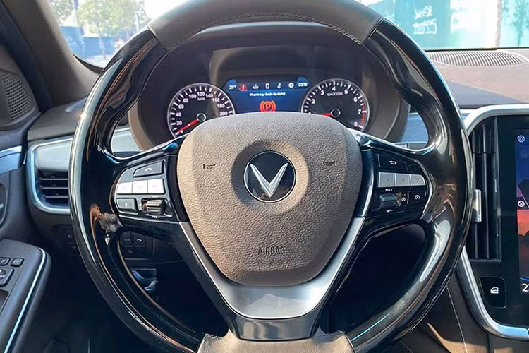 Xe sở hữu 3 hàng ghế theo kiểu 5+2. Vô lăng của xe là loại 3 chấu khá thể thao và được bọc da, Bảng đồng hồ của VinFast LUX SA2.0 là loại analog kết hợp với màn hình màu TFT ở chính giữa, hiển thị nhiều thông tin cơ bản của xe.