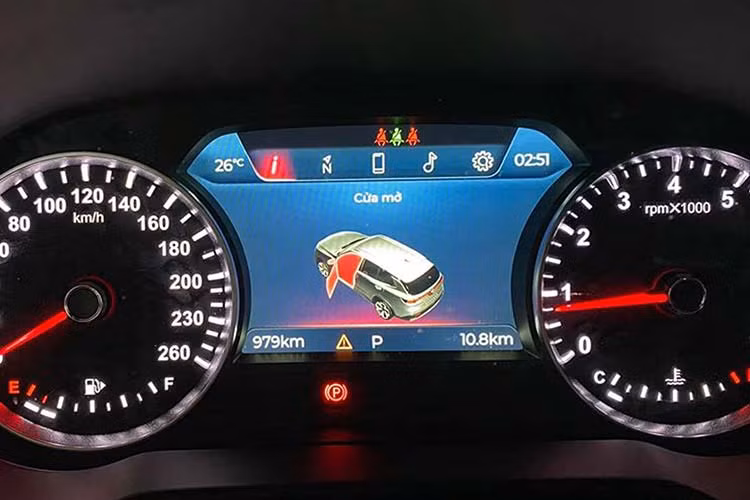 Về an toàn, Vinfast Lux SA 2.0 mới được trang bị 06 túi khí, loạt phanh (ABS/EBD/BA), cân bằng điện tử (ESC), chống trượt (TCS), khởi hành ngang dốc (HSA), hỗ trợ xuống dốc (HDC), chống lật (ROM), đèn báo phanh khẩn cấp (ESS).