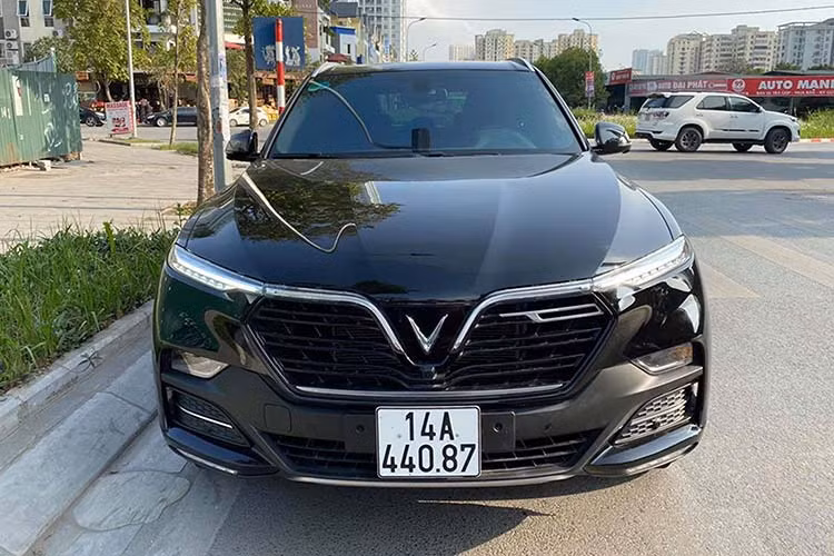 Về ngoại hình, chiếc xe này gần như mới nguyên - xe được thiết kế bởi studio nổi tiếng Pininfarina. Thiết kế VinFast LUX SA2.0 mang ngoại hình ấn tượng, đặc biệt là phần đầu xe mang đậm dấu ấn thương hiệu VinFast với lưới tản nhiệt thiết kế lớn, logo chữ "V" của VinFast nổi bật ở chính giữa.