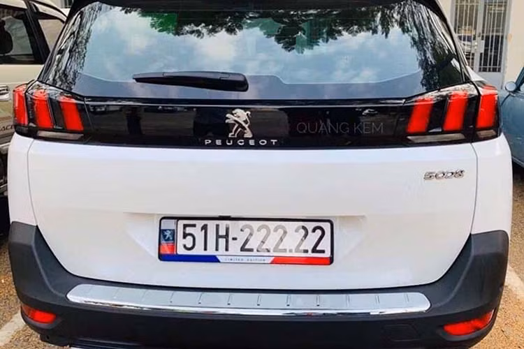 Những chiếc xe mang biển đẹp luôn được rao bán với mức giá “trên trời” là chuyện thường thấy tại Việt Nam, trước đó đã từng có nhiều xe thương hiệu phổ thông như Kia Cerato biển ngũ quý 8 tại TP HCM được chủ xe chào bán với giá hơn 3 tỷ đồng hay chiếc Mitsubishi Xpander biển số 51H – 123.45 từng được rao bán giá từ 1,5 – 1,7 tỷ đồng.