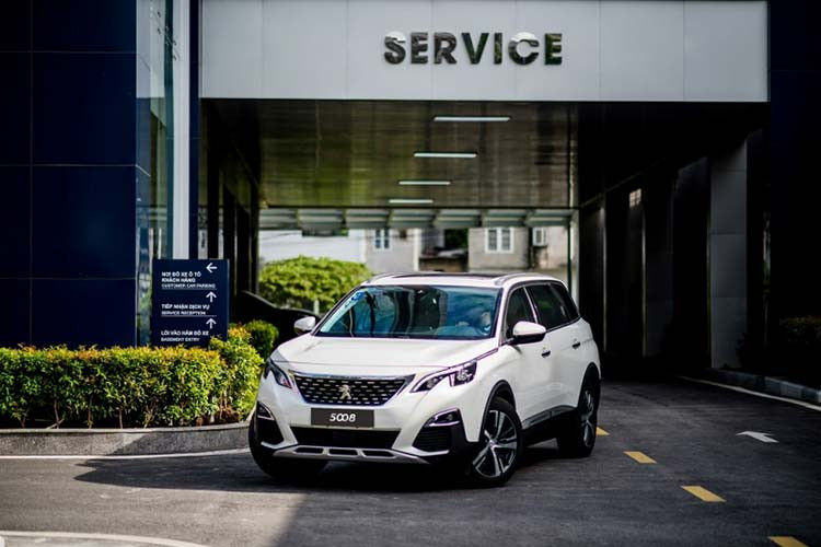 Tại thị trường Việt Nam, với giá bán và thiết kế của mình, mẫu xe Peugeot 5008 mới sẽ cạnh tranh trực tiếp với Toyota Fortuner, Mitsubishi Pajero Sport,... Xe được tập đoàn Trường Hải lắp ráp trong nước thay vì nhập khẩu nguyên chiếc như trước đây.