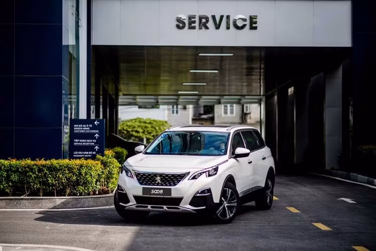 Tại thị trường Việt Nam, với giá bán và thiết kế của mình, mẫu xe Peugeot 5008 mới sẽ cạnh tranh trực tiếp với Toyota Fortuner, Mitsubishi Pajero Sport,... Xe được tập đoàn Trường Hải lắp ráp trong nước thay vì nhập khẩu nguyên chiếc như trước đây.