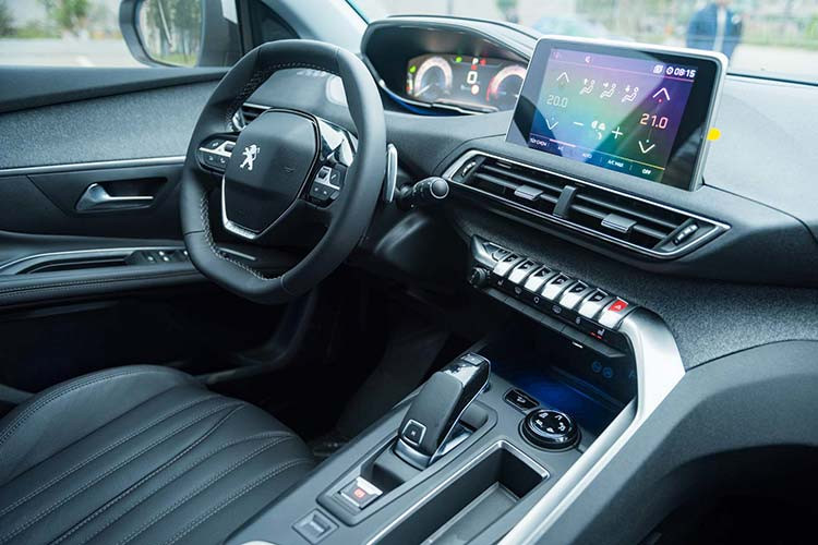 Về ngoại hình - so với các đối thủ đến từ Nhật Bản, Peugeot 5008 mới mang trên mình sự khác biệt và được xem như làn gió mới đầy thú vị trong phân khúc xe 7 chỗ tại thị trường Việt Nam. Nhìn thực tế, 5008 trông giống như một chiếc SUV thể thao mạnh mẽ kết hợp với phong cách thiết kế của một chiếc MPV đa dụng.