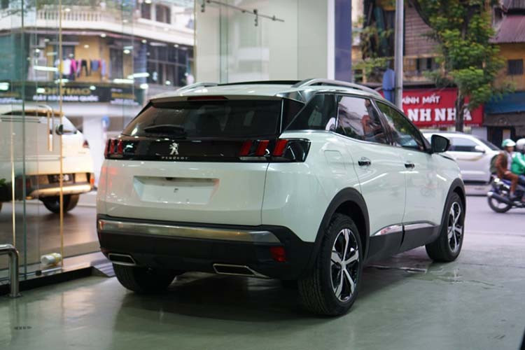 Xe sử dụng động cơ 4cyl dung tích 1.6L tăng áp, sử dụng kết hợp với hộp số tự động 6 cấp (6AT) đi cùng với dẫn động cầu trước (FWD). Peugeot 5008 được đánh giá cao bởi thiết kế nội ngoại thất đẹp mắt, bên cạnh nhiều công nghệ hỗ trợ lái như: hệ thống nhận diện biển báo tốc độ, hệ thống cảnh báo và hỗ trợ giữ làn đường,…