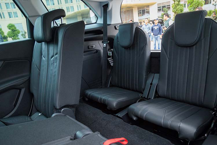 Nội thất của Peugeot 5008 tương tự với 3008 mới và có tên i-Cockpit. Điểm nhấn là vô lăng nhỏ, vát trên dưới tích hợp lẫy chuyển số thể thao. Màn hình cảm ứng 8 inch đặt nổi hỗ trợ kết nối Apple CarPlay, MirrorLink, Bluetooth,... Màn hình hiển thị thông tin HUD hiện đại kích thước 12,3 inch phía sau vô-lăng. Hệ thống âm thanh Focal Premium Hi-Fi, đĩa sạc không dây Qi, định vị TomTom, cửa sổ trời Panorama. 