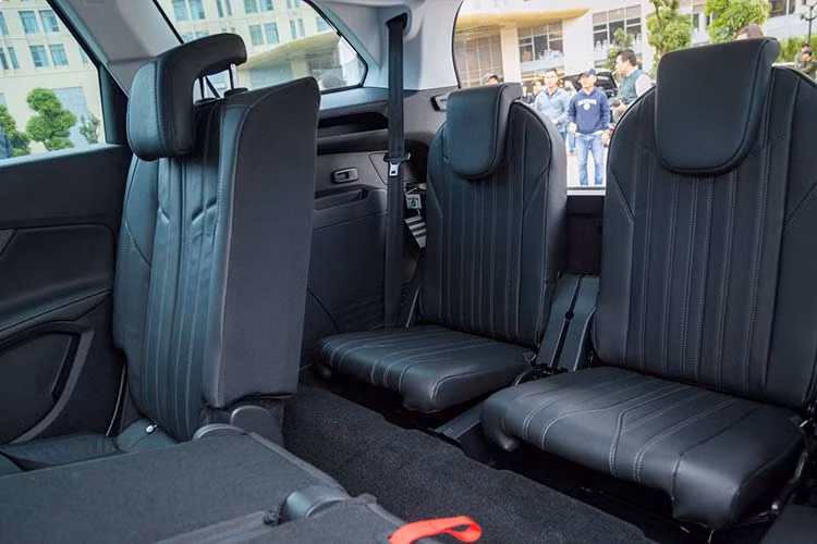 Nội thất của Peugeot 5008 tương tự với 3008 mới và có tên i-Cockpit. Điểm nhấn là vô lăng nhỏ, vát trên dưới tích hợp lẫy chuyển số thể thao. Màn hình cảm ứng 8 inch đặt nổi hỗ trợ kết nối Apple CarPlay, MirrorLink, Bluetooth,... Màn hình hiển thị thông tin HUD hiện đại kích thước 12,3 inch phía sau vô-lăng. Hệ thống âm thanh Focal Premium Hi-Fi, đĩa sạc không dây Qi, định vị TomTom, cửa sổ trời Panorama. 