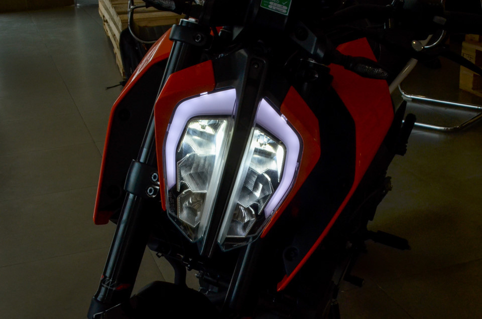 Dĩ nhiên, không thể phủ nhận KTM 390 Duke mang nhiều ưu điểm hơn. Cụm đèn pha của Duke 390 2017 mỏng dẹt sử dụng đèn LED, mang hơi thở tương lai.