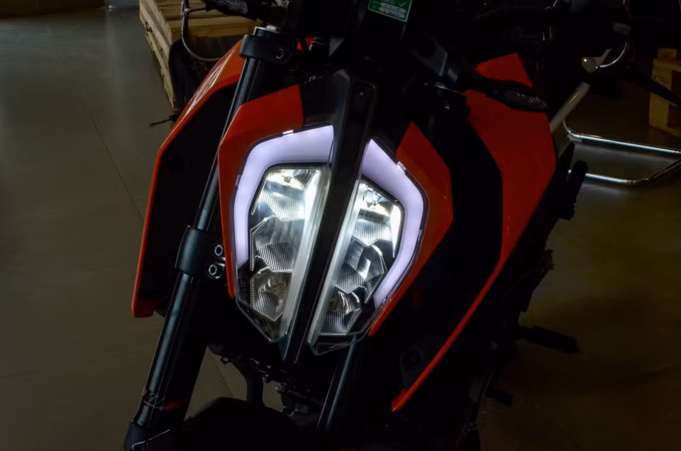 Dĩ nhiên, không thể phủ nhận KTM 390 Duke mang nhiều ưu điểm hơn. Cụm đèn pha của Duke 390 2017 mỏng dẹt sử dụng đèn LED, mang hơi thở tương lai.