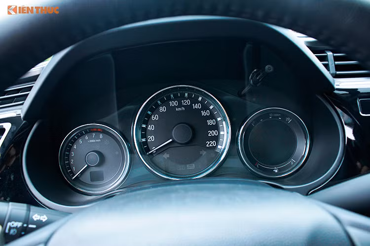 Ghế lái trên xe có thể tùy chỉnh 6 hướng, ghế phụ 4 hướng,... hệ thống thông tin giải trí bao gồm màn hình cảm ứng 7 inch mới mang tên Digipad. Hệ thống này bao gồm cả tính năng định vị, ra lệnh bằng giọng nói, kết nối Bluetooth, MirrorLink, bộ nhớ 1,5 GB, cổng HDMI (hệ thống âm thanh trên xe gồm 8 loa cho bản cao cấp, 4 loa cho bản tiêu chuẩn).