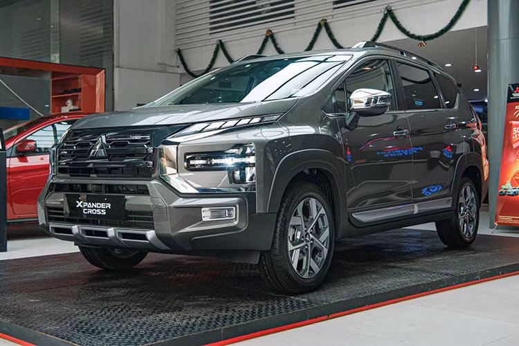 Loat xe Mitsubishi tiep tuc duoc uu dai 100% le phi truoc ba