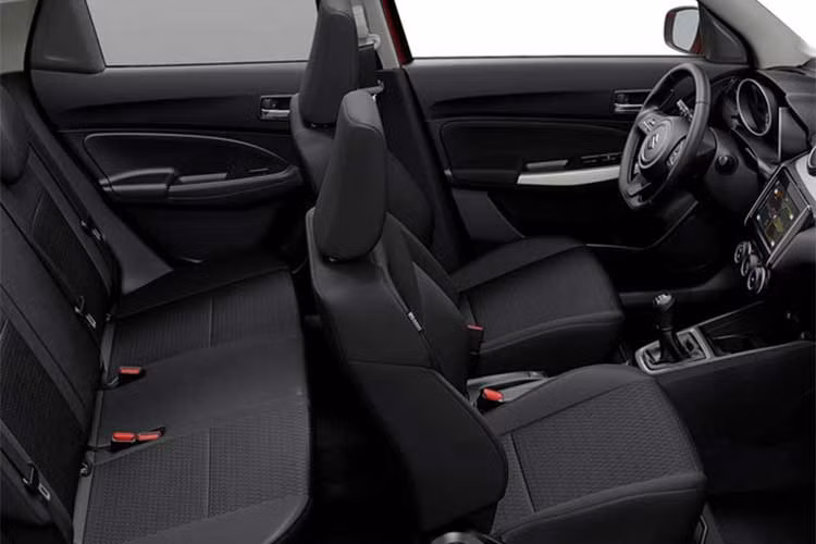 Một số trang bị an toàn trên Swift phiên bản mới có thể kể đến là công nghệ cảnh báo đi lệch làn đường, đèn pha tự động, 6 túi khí và hệ thống kiểm soát hành trình thích ứng, điều khiển hành trình chủ động, cảnh báo chệch làn, phanh chống va chạm và cảnh báo tài xế ngủ gật.