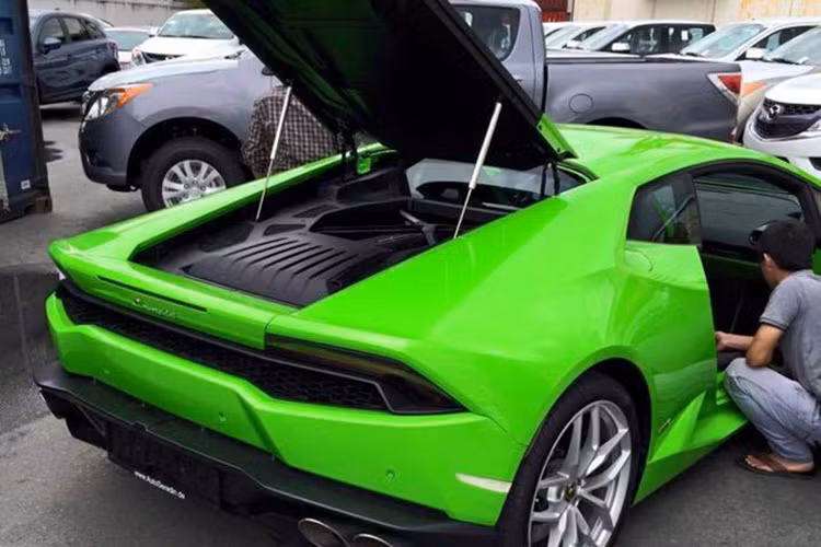 Hai siêu xe này vừa được hạ xuống từ cảng Sài Gòn trong ngày hôm nay và được đồn đoán sắp tới sẽ thuộc về hai dân chơi siêu xe đình đám tại Việt Nam. 