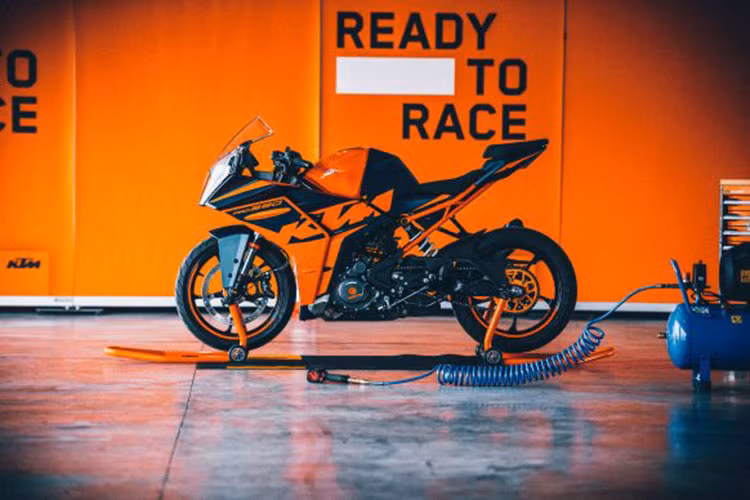 Ở thế hệ mới, mẫu xe môtô sport-bike KTM RC390 2022 sở hữu dàn đầu đèn có thiết kế đa giác khá giống với đầu đèn trên các phiên bản Naked và Adventure dưới dạng full LED. Thế nhưng, bộ đèn này lại được bao bọc bởi dàn vỏ nhựa Sport dày dặn và khác biệt hẳn so với thế hệ trước đây.